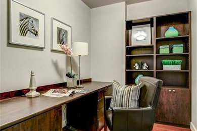 アトランタにあるトランジショナルスタイルのおしゃれなホームオフィス・書斎 (グレーの壁、無垢フローリング、暖炉なし、造り付け机) の写真