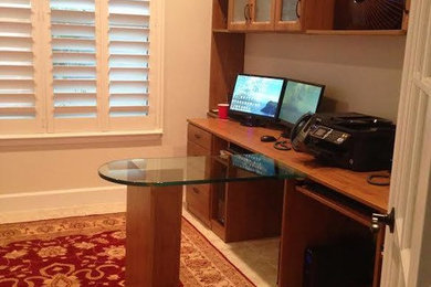 Imagen de despacho tradicional renovado de tamaño medio con paredes beige, suelo de baldosas de cerámica, escritorio empotrado y suelo beige