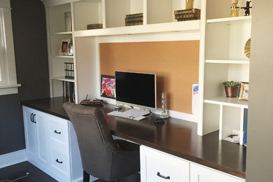 Diseño de despacho tradicional renovado grande con paredes grises, suelo de madera oscura y escritorio empotrado