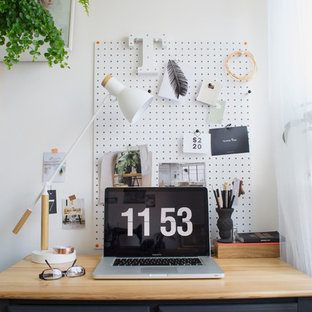 Idéer för små minimalistiska hemmabibliotek, med vita väggar och ett fristående skrivbord