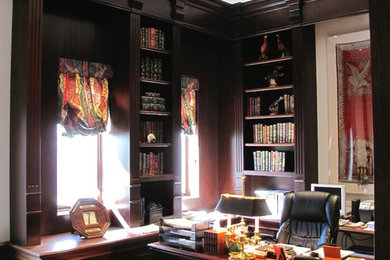 Modelo de despacho clásico de tamaño medio sin chimenea con biblioteca, paredes marrones, suelo de baldosas de cerámica, escritorio empotrado y suelo beige