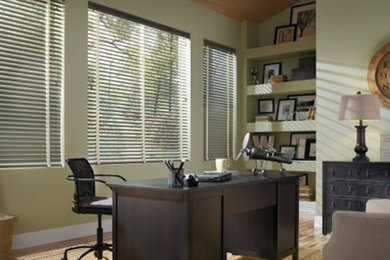 Cette image montre un bureau avec un mur beige, moquette et un bureau indépendant.