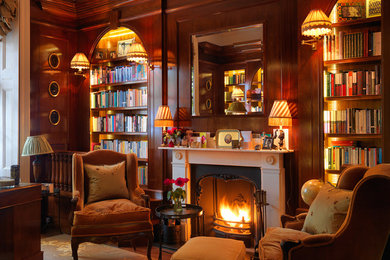 Свежая идея для дизайна: домашняя библиотека в классическом стиле с коричневыми стенами и отдельно стоящим рабочим столом - отличное фото интерьера
