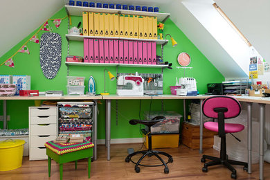 他の地域にあるコンテンポラリースタイルのおしゃれなホームオフィス・書斎 (茶色い床) の写真