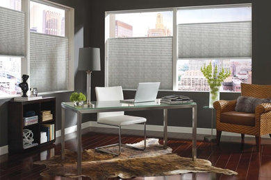 Ejemplo de despacho contemporáneo de tamaño medio sin chimenea con paredes negras, suelo de madera oscura, escritorio independiente y suelo marrón