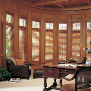 Idées déco pour un grand bureau classique avec un mur marron, moquette, aucune cheminée, un bureau indépendant et un sol blanc.