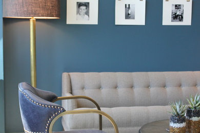 ロサンゼルスにある高級な広いトランジショナルスタイルのおしゃれなホームオフィス・書斎 (青い壁、カーペット敷き、自立型机) の写真