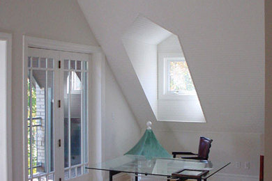 Imagen de despacho tradicional renovado con paredes blancas y suelo de madera clara