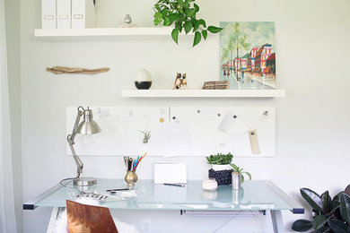 ニューヨークにあるミッドセンチュリースタイルのおしゃれなホームオフィス・書斎 (白い壁、自立型机) の写真