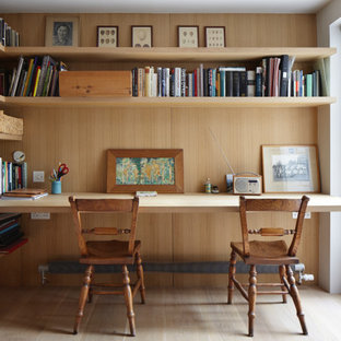 Idéer för mellanstora vintage hemmabibliotek, med mellanmörkt trägolv och ett inbyggt skrivbord