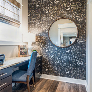 Esempio di un piccolo studio american style con pareti multicolore, parquet scuro, nessun camino e scrivania incassata