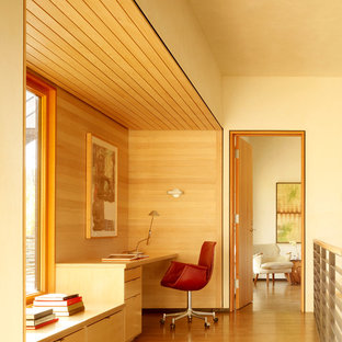 Exemple d'un bureau tendance avec un mur beige, un sol en bois brun, un bureau intégré et un sol beige.