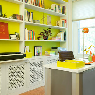 Idées déco pour un bureau contemporain de taille moyenne avec un mur jaune, un sol en bois clair, aucune cheminée et un bureau indépendant.