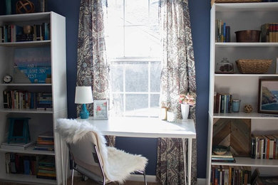 シアトルにある高級な小さなコンテンポラリースタイルのおしゃれな書斎 (青い壁、カーペット敷き、暖炉なし、自立型机、ベージュの床) の写真
