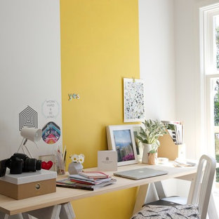 Ispirazione per un atelier scandinavo con pareti bianche, moquette e scrivania autoportante