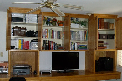 アトランタにあるお手頃価格の小さなトラディショナルスタイルのおしゃれなホームオフィス・書斎 (白い壁、カーペット敷き、造り付け机) の写真