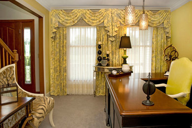 Immagine di un grande ufficio tradizionale con pareti gialle, moquette, nessun camino e scrivania autoportante