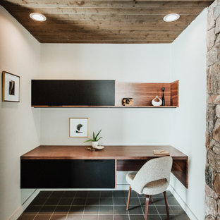 Inspiration pour un petit bureau sud-ouest américain avec un sol en carrelage de céramique, un bureau intégré, un sol gris et un mur blanc.