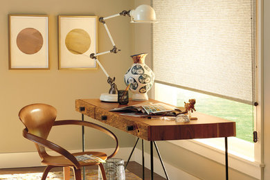 Foto de despacho contemporáneo de tamaño medio con paredes beige, suelo de madera en tonos medios, escritorio independiente y suelo marrón