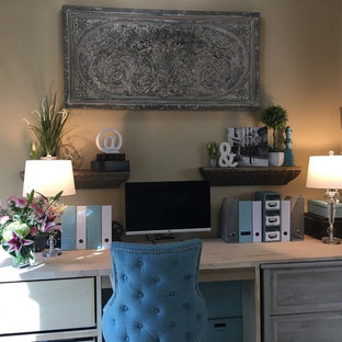 Kleines Klassisches Arbeitszimmer ohne Kamin mit Arbeitsplatz, beiger Wandfarbe, Marmorboden, Einbau-Schreibtisch und weißem Boden in Houston