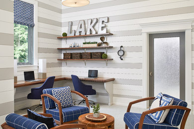 グランドラピッズにあるラグジュアリーなビーチスタイルのおしゃれなホームオフィス・書斎 (カーペット敷き、造り付け机、グレーの床) の写真