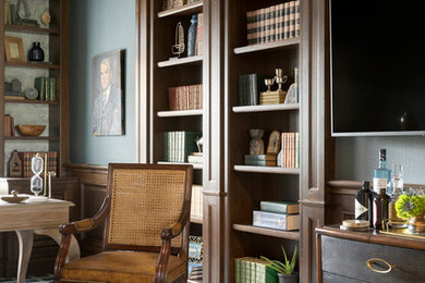 ミネアポリスにあるトラディショナルスタイルのおしゃれなホームオフィス・書斎 (グレーの壁、カーペット敷き、自立型机) の写真