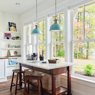 Inspiration för maritima hemmastudior, med vita väggar, mörkt trägolv och ett fristående skrivbord
