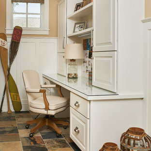 Ispirazione per uno studio classico con pareti beige, pavimento con piastrelle in ceramica, scrivania incassata, pavimento multicolore e pannellatura
