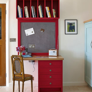 Kleines Landhausstil Arbeitszimmer mit Kalkstein, Arbeitsplatz, weißer Wandfarbe und Einbau-Schreibtisch in Surrey