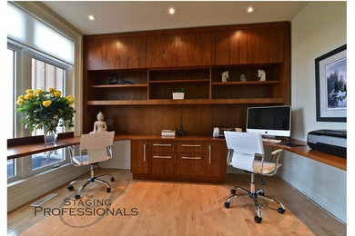 Example of a minimalist home office design in Toronto