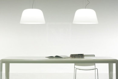 Modelo de despacho actual de tamaño medio sin chimenea con paredes blancas, suelo laminado, escritorio independiente y suelo blanco