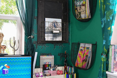 Diseño de estudio ecléctico pequeño con paredes verdes, suelo de baldosas de porcelana, escritorio empotrado y suelo gris