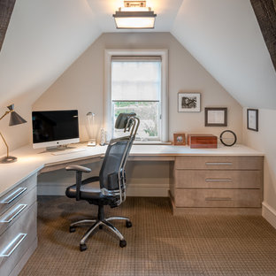 Cette photo montre un bureau montagne avec un mur blanc, moquette et un bureau intégré.
