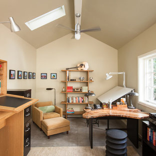 Kleines Klassisches Arbeitszimmer ohne Kamin mit Studio, beiger Wandfarbe, Betonboden und freistehendem Schreibtisch in Portland