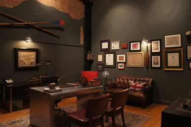 Foto de despacho bohemio de tamaño medio con suelo de madera clara, escritorio independiente y paredes grises