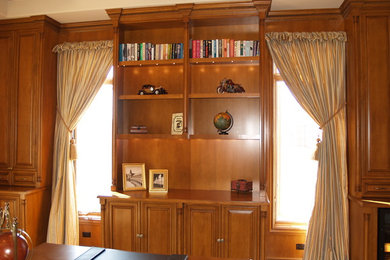 シカゴにあるトラディショナルスタイルのおしゃれなホームオフィス・書斎の写真