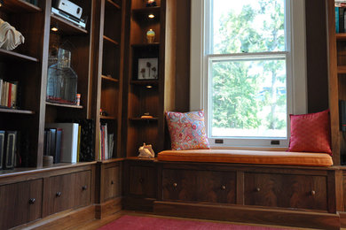 Foto de despacho tradicional pequeño sin chimenea con biblioteca, paredes marrones, suelo de madera en tonos medios y suelo marrón