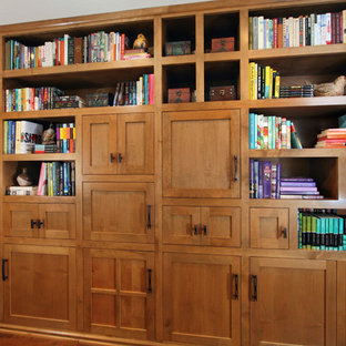Aménagement d'un bureau craftsman de taille moyenne avec un mur marron, un sol en bois foncé, un sol marron, une cheminée standard et un manteau de cheminée en carrelage.