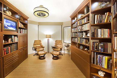 マイアミにある小さなコンテンポラリースタイルのおしゃれな書斎 (セラミックタイルの床、造り付け机) の写真
