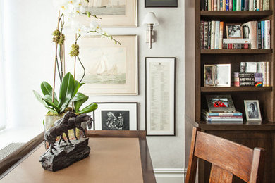 ニューヨークにあるトランジショナルスタイルのおしゃれなホームオフィス・書斎 (グレーの壁、濃色無垢フローリング、自立型机) の写真