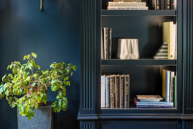 Imagen de despacho clásico renovado de tamaño medio con biblioteca, paredes azules y suelo de madera oscura