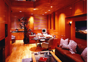 Imagen de despacho contemporáneo grande con paredes marrones, suelo de madera en tonos medios, todas las chimeneas, marco de chimenea de madera, escritorio independiente y suelo marrón