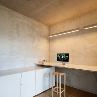 Mittelgroßes Modernes Arbeitszimmer mit grauer Wandfarbe, Bambusparkett, Einbau-Schreibtisch, Arbeitsplatz und beigem Boden in Sydney