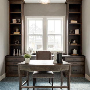 Exempel på ett mellanstort klassiskt hemmabibliotek, med grå väggar, heltäckningsmatta, blått golv och ett fristående skrivbord