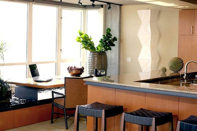 Foto de despacho contemporáneo de tamaño medio con paredes beige y escritorio independiente