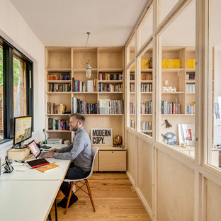 Kleines Skandinavisches Arbeitszimmer mit Studio, weißer Wandfarbe, braunem Holzboden, Kaminofen und Einbau-Schreibtisch in London