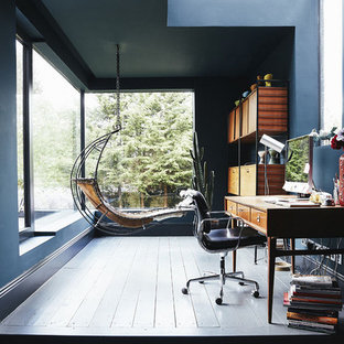 Inspiration pour un grand bureau design avec un mur bleu, un sol en bois peint, un bureau indépendant et un sol bleu.