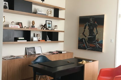 Imagen de despacho actual grande sin chimenea con paredes grises, suelo de cemento y escritorio independiente