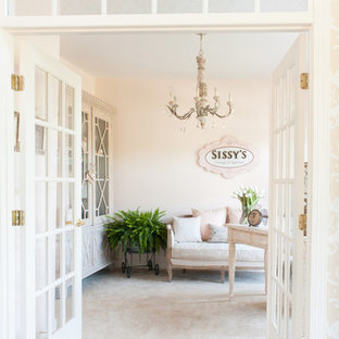 Inredning av ett shabby chic-inspirerat mellanstort arbetsrum, med rosa väggar, heltäckningsmatta och ett fristående skrivbord