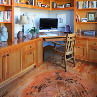 Aménagement d'un petit bureau craftsman avec un mur blanc, un sol en bois brun et un bureau intégré.